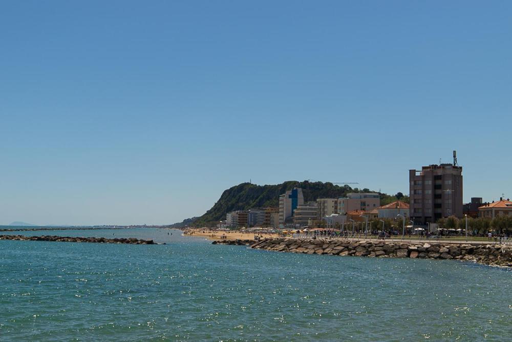 Zara D'Amare a Pesaro 10 metri dalla spiaggia by Yohome Bagian luar foto
