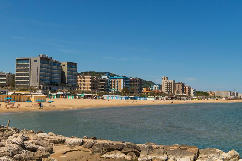 Zara D'Amare a Pesaro 10 metri dalla spiaggia by Yohome Bagian luar foto